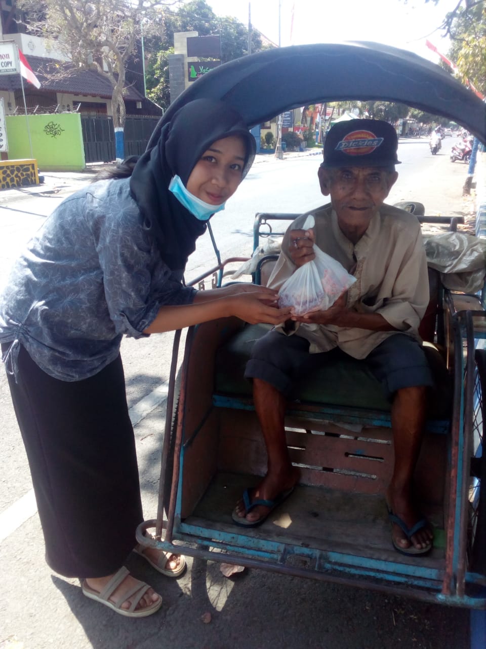 Distribusi daging kurban oleh mahasiswa STIKes Kepanjen (2)